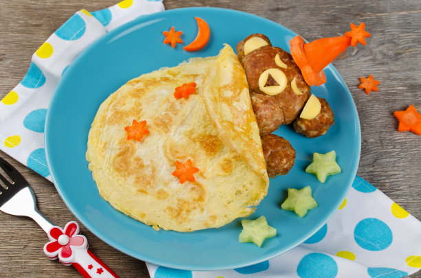 用肉丸做的熟睡熊盖着用蛋卷做的毯子(蛋卷)图片下载