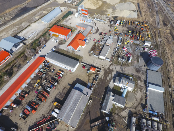 用于公路修理厂。该场地以建筑材料为主图片下载