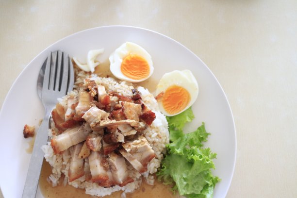 香脆猪肉或烤五花肉配米饭和煮鸡蛋图片下载