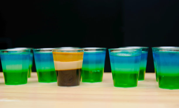 酒精果冻饮料，有趣的派对招待，分层饮料图片下载