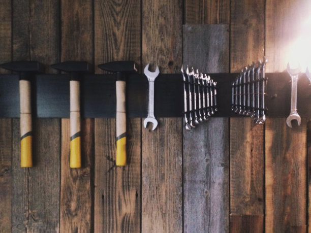 木墙上的仪器图片下载