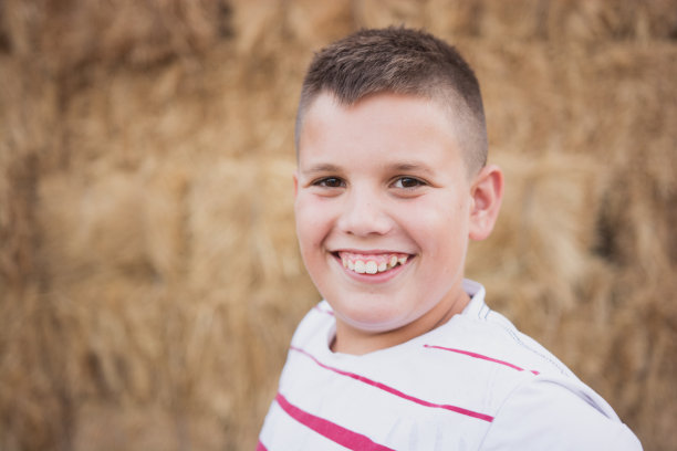 一个快乐的小男孩的肖像图片下载