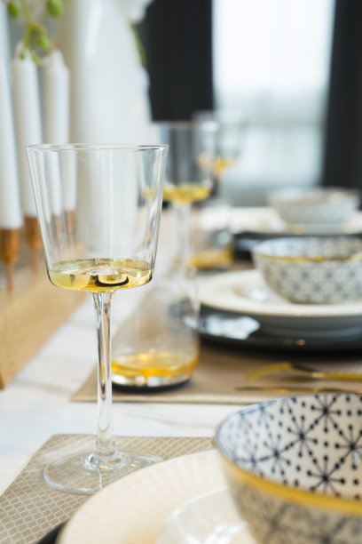 餐桌与盘子设置。图片下载