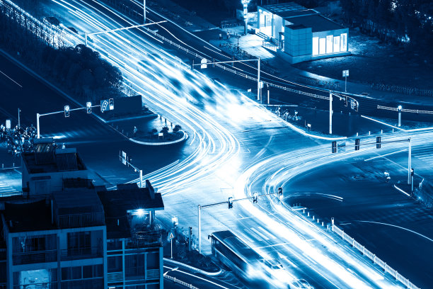 近距离拍摄的人行桥上的灯光轨迹图片下载