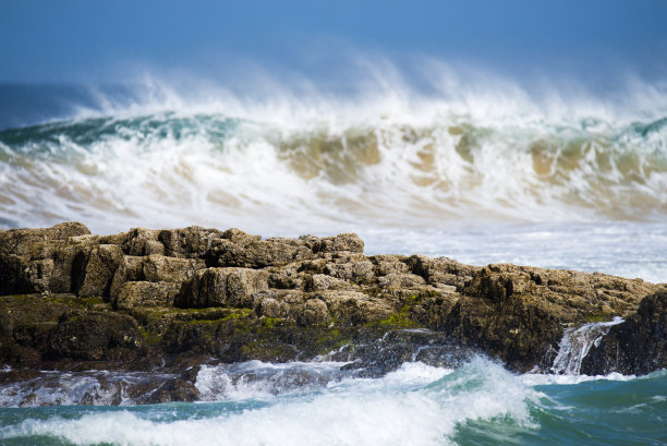 大海中的岩石图片下载
