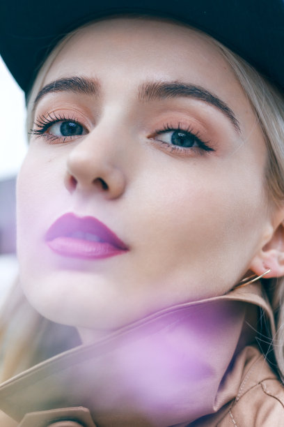 穿着外套的金发美女图片下载