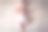 婴儿躺在舒适的白色毯子上图片下载