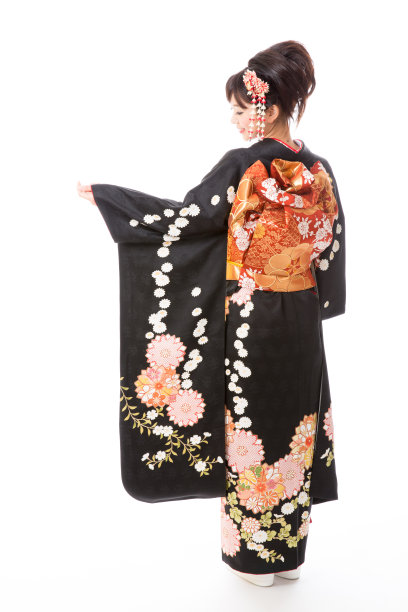 亚洲妇女的肖像穿着furisode孤立的白色背景图片下载