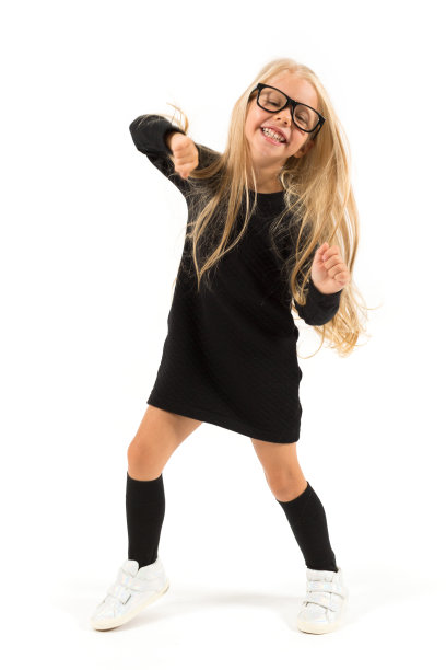 穿着黑裙子的漂亮可爱的女孩图片下载