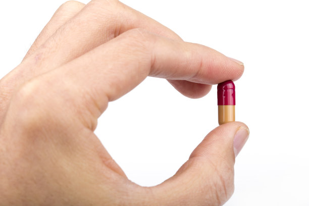 手拿一粒胶囊图片下载