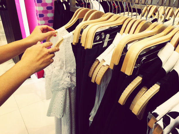 女人在购物中心挑选时装图片下载