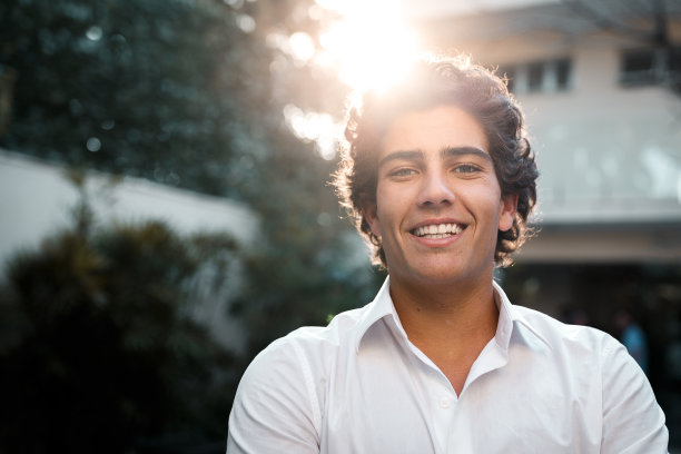 英俊的年轻人素材图片