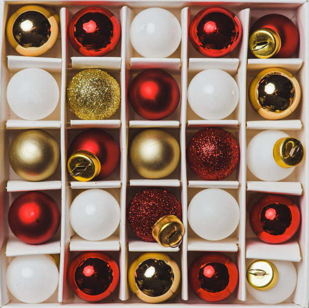 圣诞树装饰品红金色的小装饰品图片下载