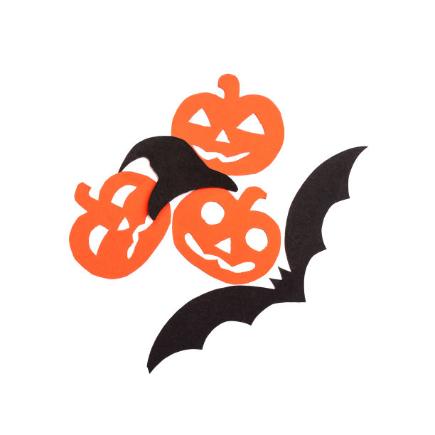 用黑纸雕刻的橙色南瓜、黑色帽子和蝙蝠的轮廓被孤立在白色的纸上图片下载