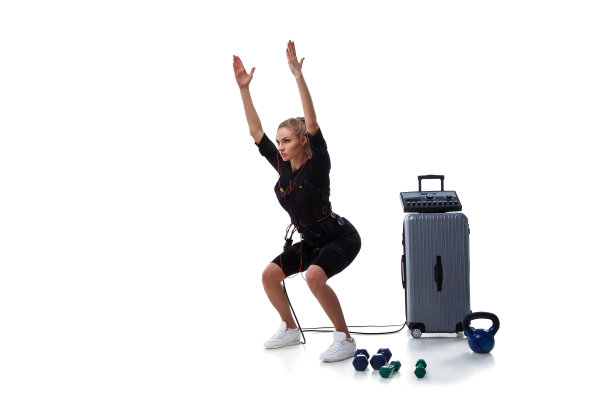 EMS健身女人做蹲起图片下载