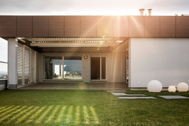 阳光明媚的顶层豪华阳台图片下载