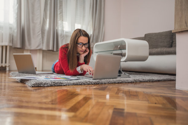 在家忙碌的一天图片下载