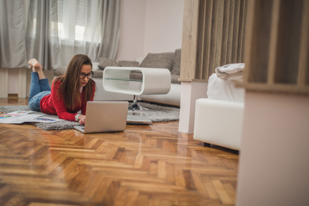 美丽的女人躺在地上干活图片下载