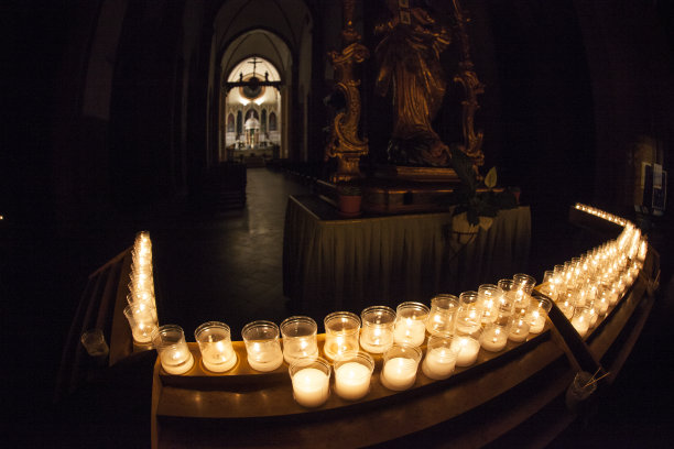 教堂蜡烛图片下载