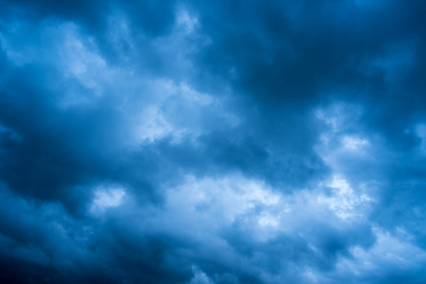 有背景的乌云，雷暴前的乌云。素材图片