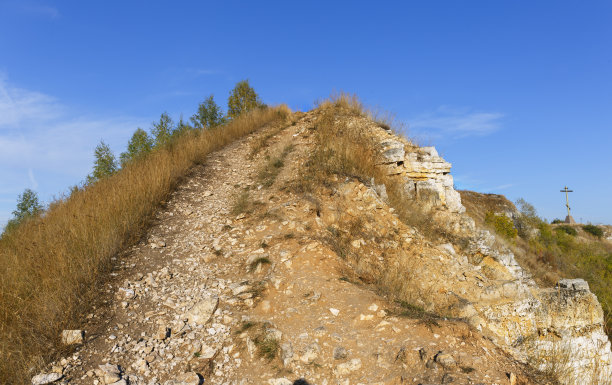 这条小路是上坡路。图片下载