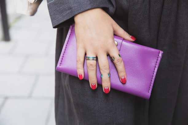 女人的手拿着钱包图片下载