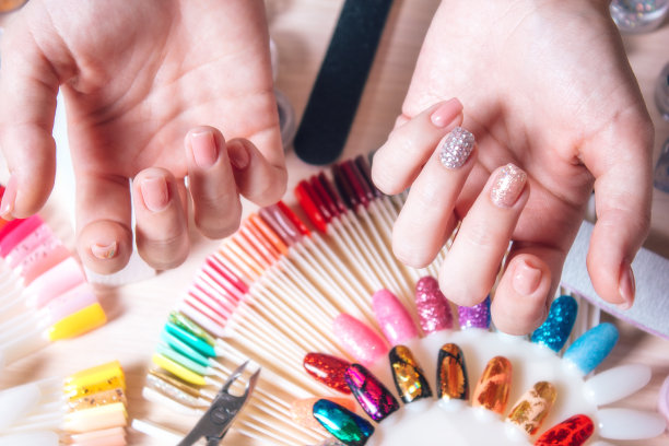 指甲艺术的概念。女人在白色桌子的钉子上做装饰图片下载