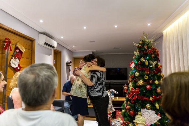一家人在客厅交换圣诞礼物图片下载