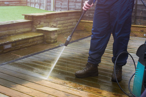 用压力清洗机清洗甲板图片下载