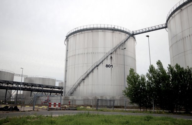 鹿特丹港的油罐图片下载