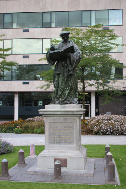 鹿特丹中心的伊拉斯谟雕像图片下载