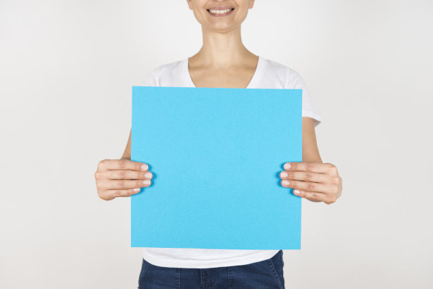 蓝色标志的女人图片下载