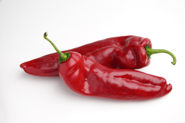 白色背景上的红辣椒图片下载