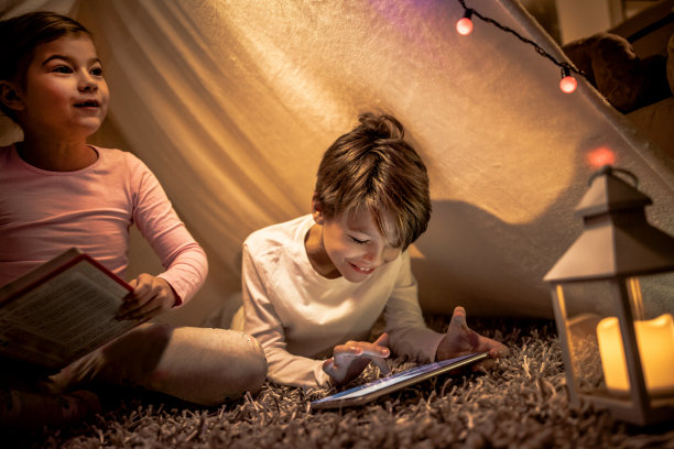 孩子们在帐篷里玩耍图片下载