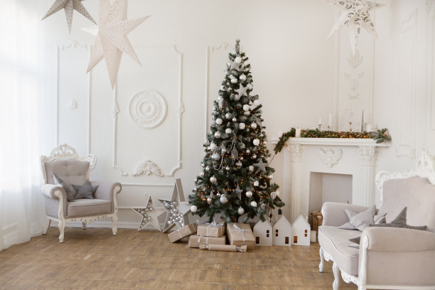 客厅内饰有一棵圣诞树和装饰品。图片下载