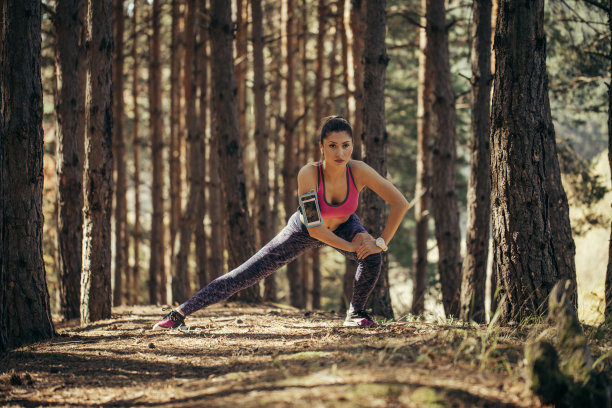 女人在大自然中伸展图片下载
