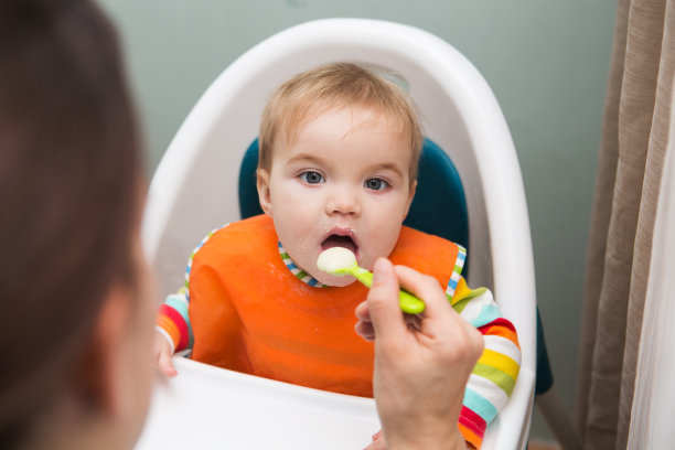 妈妈用勺子喂婴儿图片下载