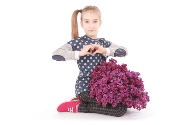 有魅力的女孩手拿丁香坐在白色地板上图片下载