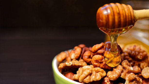 蜂蜜和坚果素材图片