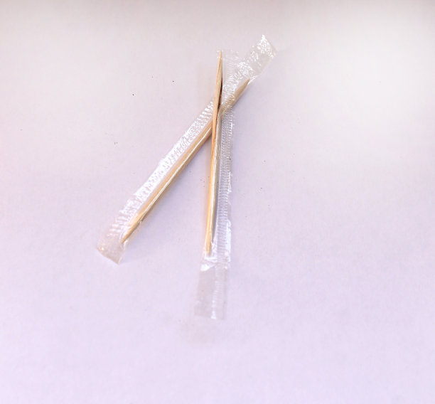 桌上的木制牙签图片下载