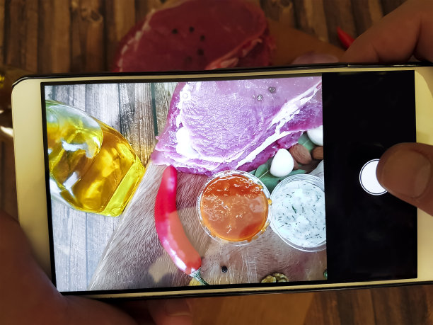 用智能手机拍下吃生肉、新鲜猪肉的照片，图片下载