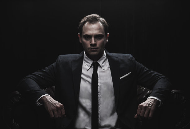 一个商人在黑色背景上的肖像图片下载