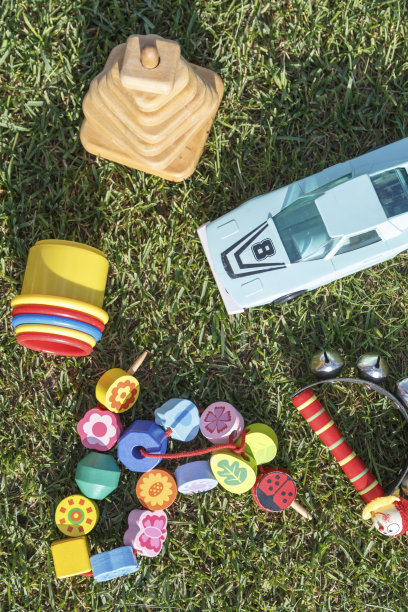 草地上的玩具图片下载