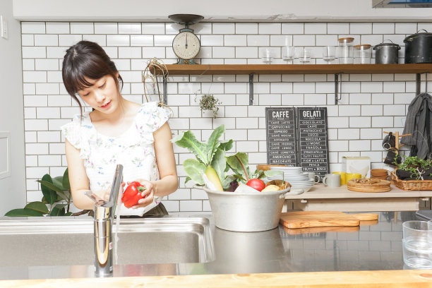 有机蔬菜和年轻女人图片下载