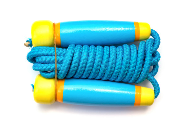 白色背景上的蓝色木柄跳绳图片下载