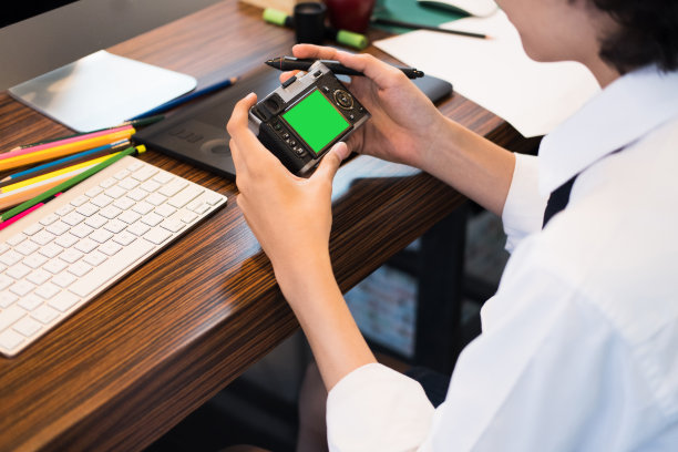 室内设计师在办公室绘图板上作画。在工作场所使用电脑的艺术家。摄影师润饰照片。设计、创意、想法图片下载