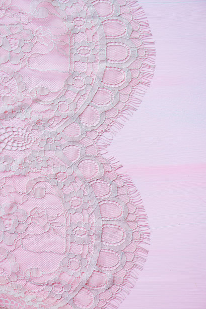 粉红色背景上的蕾丝布料图片下载