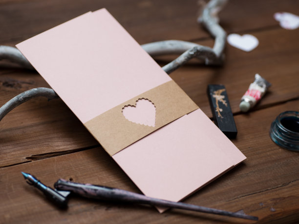 简单，空白的情人节卡片或心形的婚礼邀请。素材图片