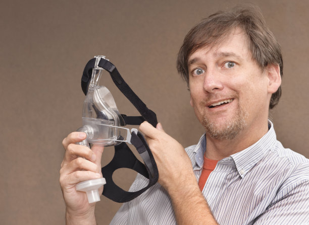 戴着CPAP面罩的人图片下载