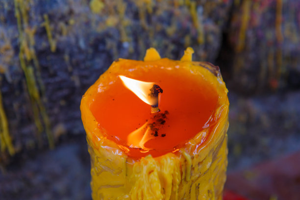 点燃一只蜡烛图片下载